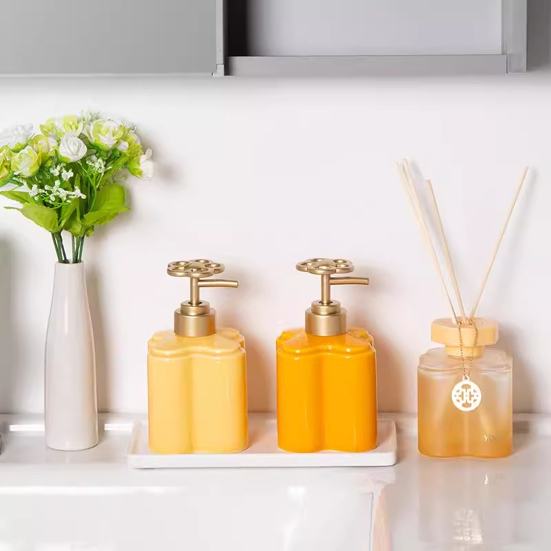 Moderne orangefarbene florale  – Zara Home Bathroom Bewertung und Preis