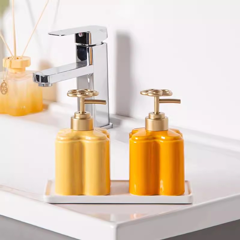 Moderne orangefarbene florale  – Zara Home Bathroom Bewertung und Preis